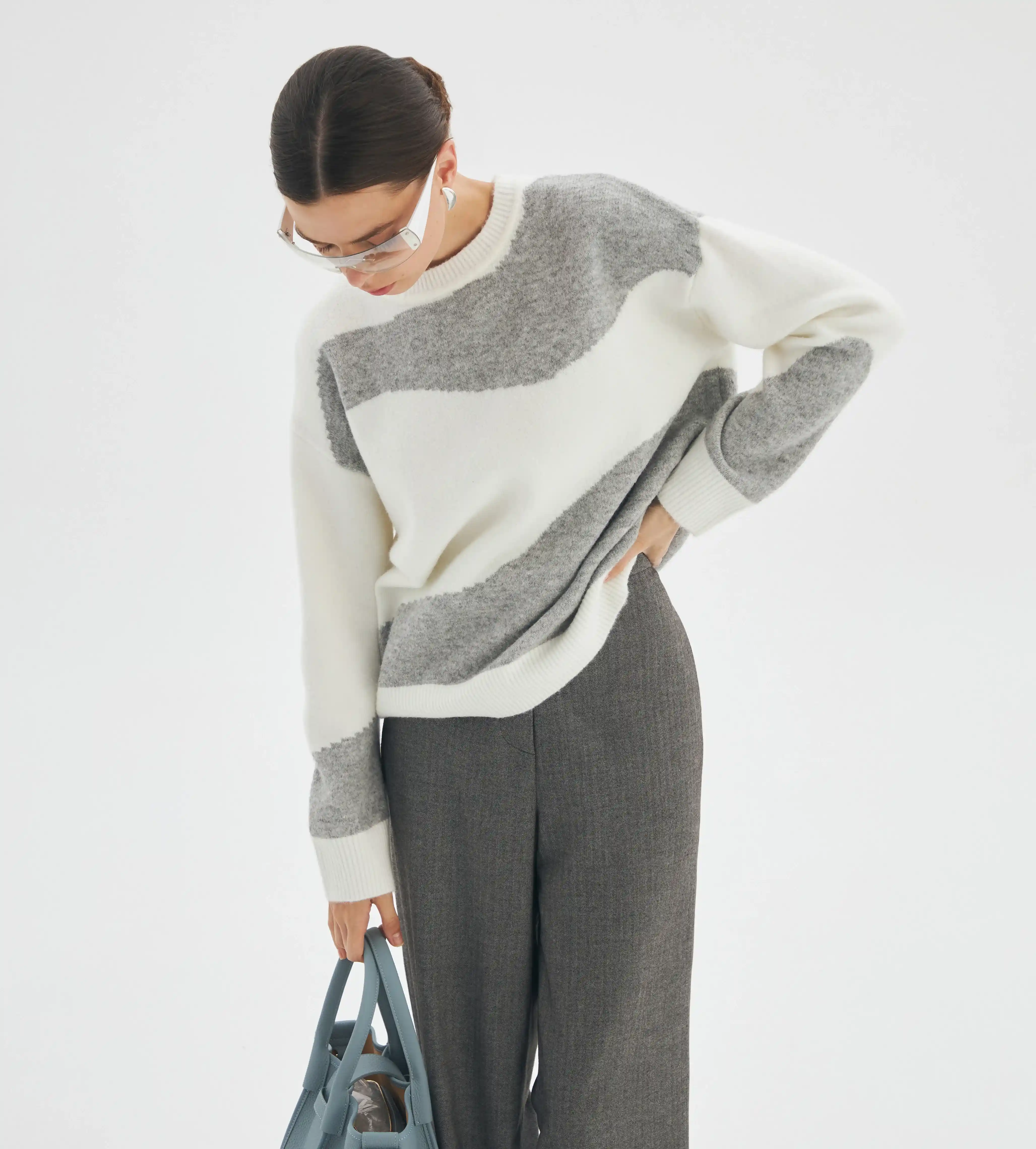 Девушка в полосатом джемпере