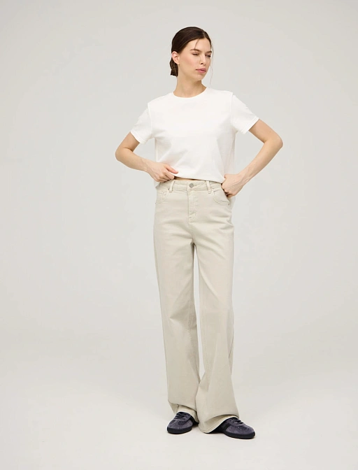 Бежевые базовые джинсы