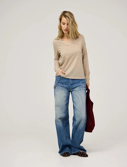 Бежевый джемпер с вышивкой