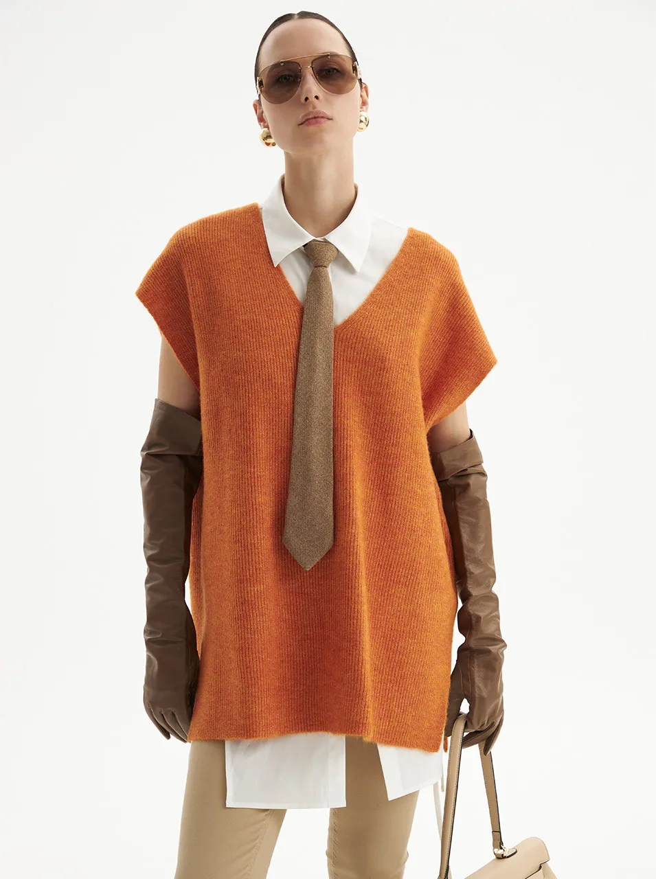 Девушка в оранжевом